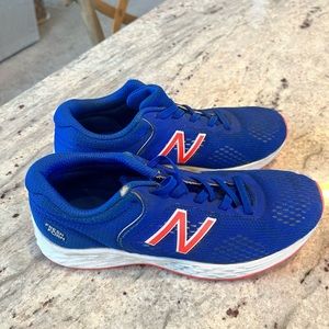 Boys youth size 2 NB shoe, like new